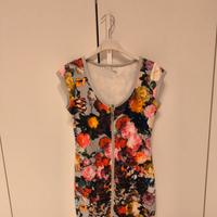 vestito modello aderente fantasia fiori 