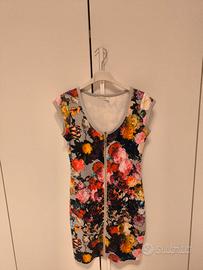 vestito modello aderente fantasia fiori 