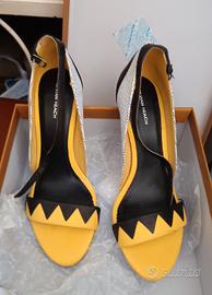 Sandali con tacco alto 