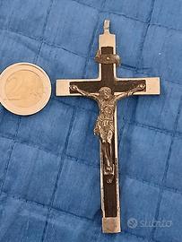 croce abbastanza vecchia con cristo