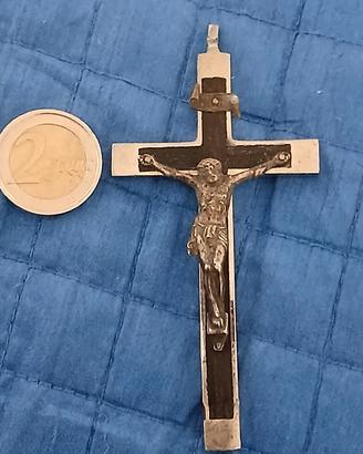 croce abbastanza vecchia con cristo