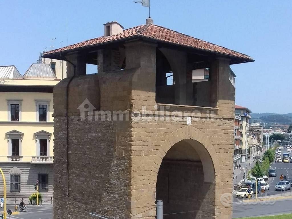 Attività / Licenza di 1000 m² con più di 5 locali