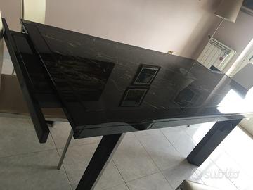 Tavolo nero in marmo