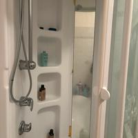 Vasca idromassaggio con box doccia in vetro