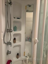 Vasca idromassaggio con box doccia in vetro