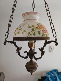 Lampadario vintage a sospensione in vetro e ottone