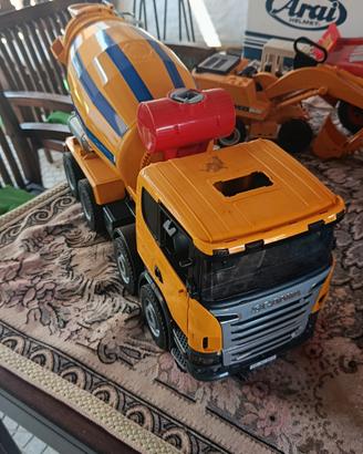 camion betoniera Bruder Scania serie R scala 1:16