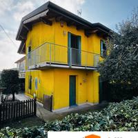 Villa angolare in pieno centro paese