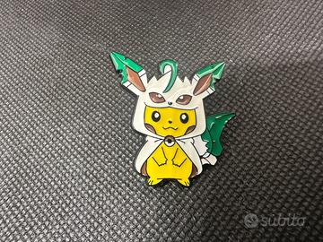 Spilla Pokémon Pikachu con costume Leafeon