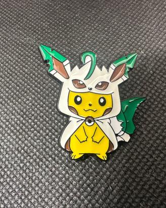 Spilla Pokémon Pikachu con costume Leafeon