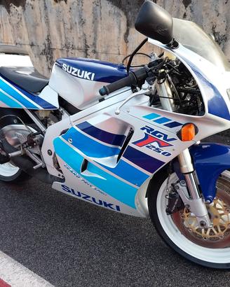 MOTO SUZUKI RGV GAMMA 250
