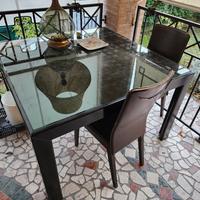 gratis tavolo e due sedie