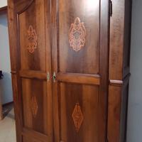 Armadio lastronato ed intarsiato stile Maggiolini