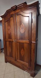 Armadio lastronato ed intarsiato stile Maggiolini