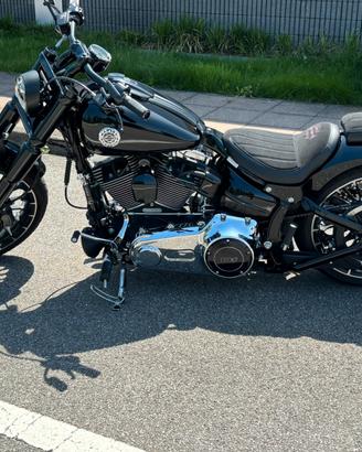 HARLEY DAVIDSON BREAKOUT 103