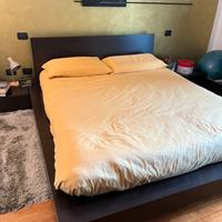 Letto matrimoniale con comodini