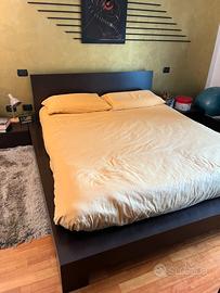 Letto matrimoniale con comodini