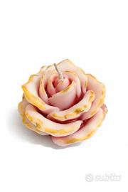 Candela a forma di rosa bianca rossa e dorata