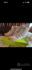 Scarpe Adidas con rialzo all’ interno con punta me