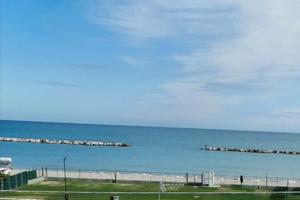 Bilocale sulla spiaggia con box auto privato