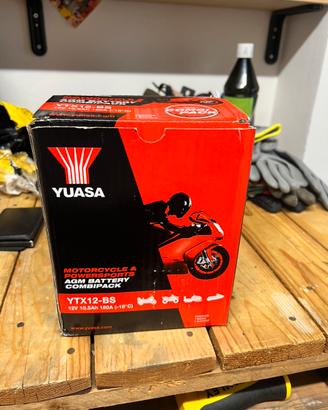 Batteria Yuasa YTX12-BS