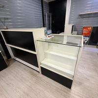 Banco reception e banco vetrina con cassettone