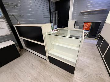 Banco reception e banco vetrina con cassettone