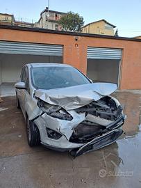 Macchina incidentata Ford Cmax