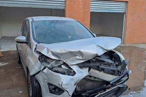 Macchina incidentata Ford Cmax