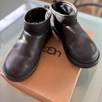 UGG in pelle nera
