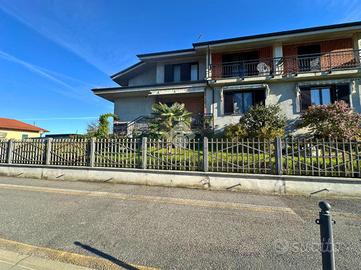 VILLA A SCHIERA A CARISIO