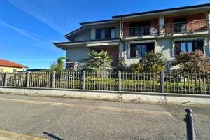 VILLA A SCHIERA A CARISIO