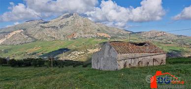 Terreno ampio con fabbricato rurale in Contrada