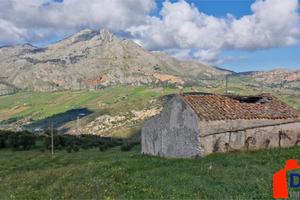 Terreno con fabbricato rurale in Contrada Comuni