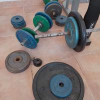 Panca multifunzione con bilanciere e pesi