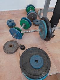 Panca multifunzione con bilanciere e pesi