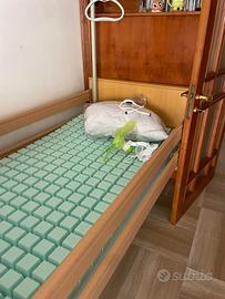 Letto medico motorizzato e sedia a rotelle