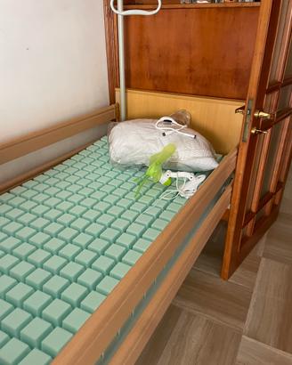 Letto medico motorizzato e sedia a rotelle