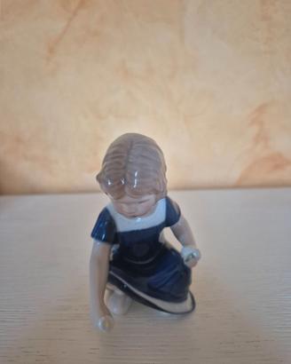 Statuina Royal Copenaghen Elsa coglie fiori n° 672