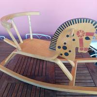 cavallo a dondolo di legno 