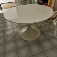 Tavolo tondo anni 70/80 e seggiole in paglia