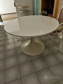 Tavolo tondo anni 70/80 e seggiole in paglia