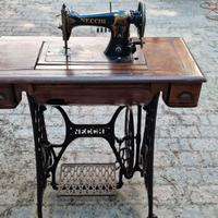 Macchina per cucire manuale d'epoca Necchi