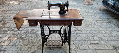 Macchina per cucire manuale d'epoca Necchi