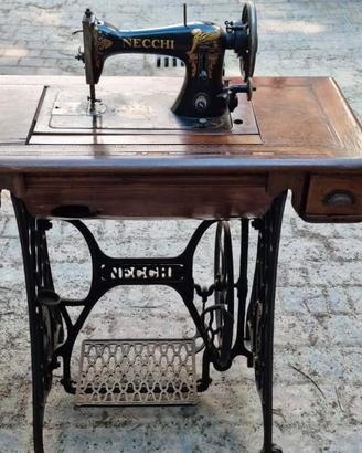 Macchina per cucire manuale d'epoca Necchi