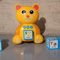 Orso parlante con cubi sonori