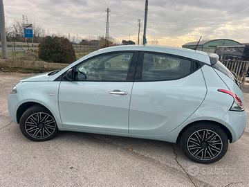 Lancia ypsilon- 1.0 Fireply Hibryd  S&S 70 C.V.