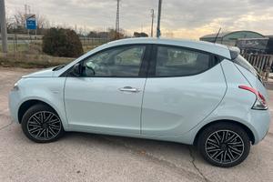 Lancia ypsilon- 1.0 Fireply Hibryd  S&S 70 C.V.