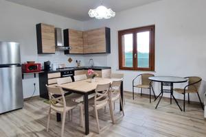 Porzione di Villa Bifamiliare con giardino