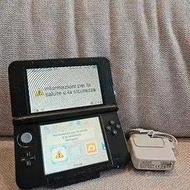 Nintendo 3DS XL rosso con caricatore